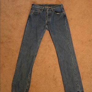 Levi’s 501 32 x 34 (Measures 30 x 33)